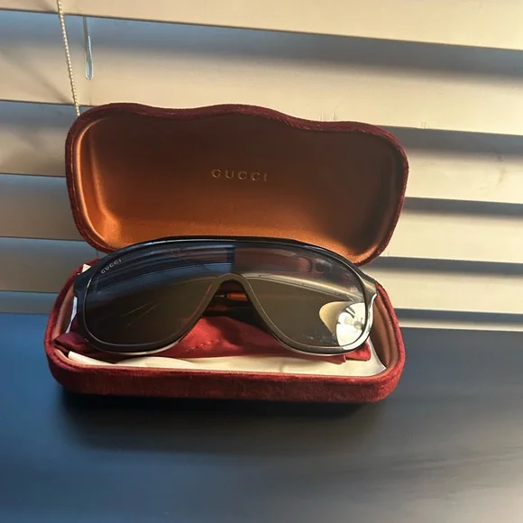 Gucci Black Sunglasses with Burgundy Case - Picture 6 of 6